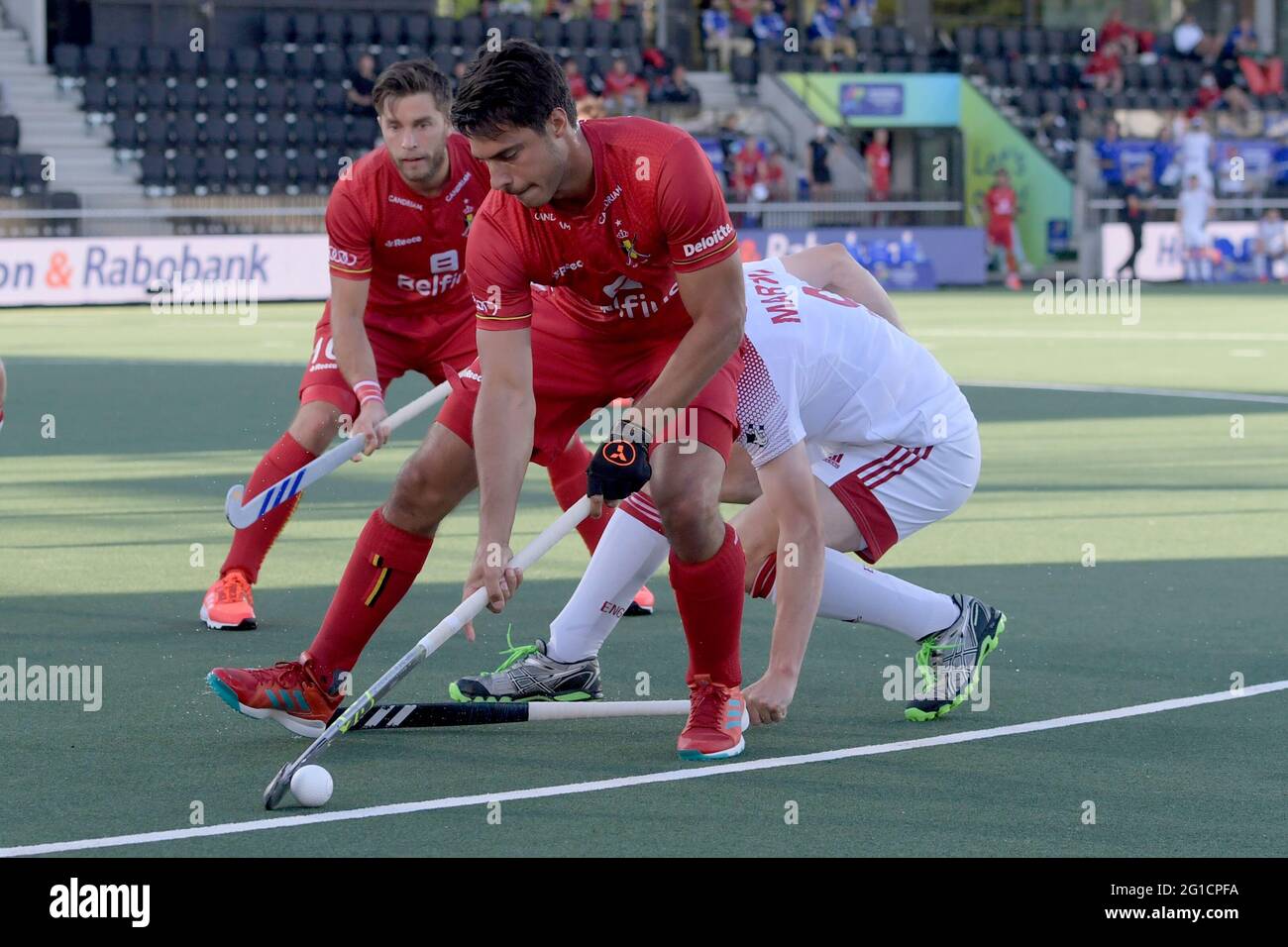 06-06-2021: Hockey EK: Engeland / Belgien: Amstelveen AMSTELVEEN, NIEDERLANDE - 6. JUNI: Alexander Hendrickx aus Belgien, Harry Martin aus England während Stockfoto