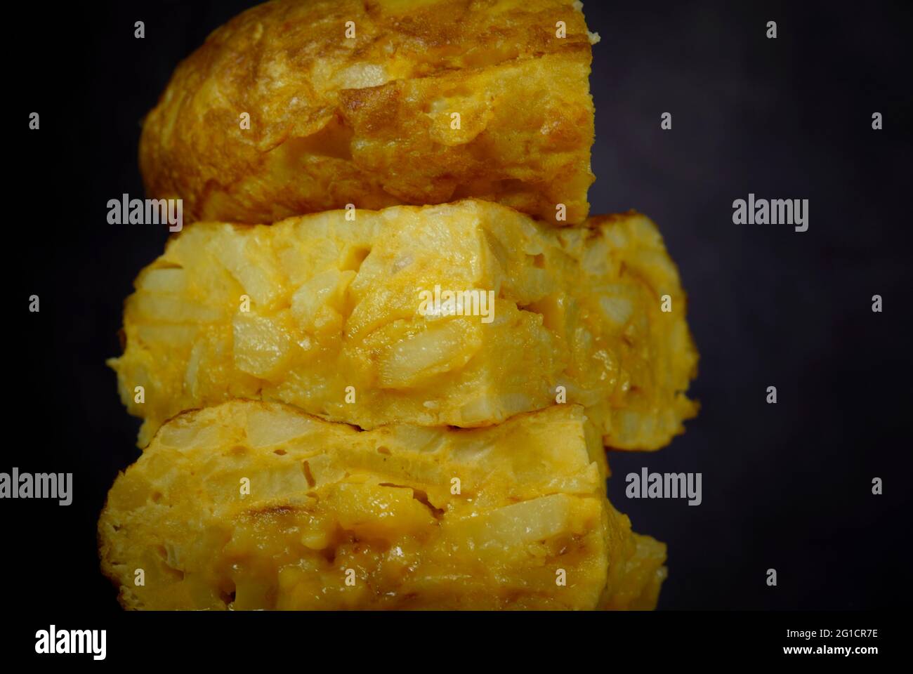 Spanisches Omelett mit Kartoffeln auf grauem Hintergrund Stockfoto