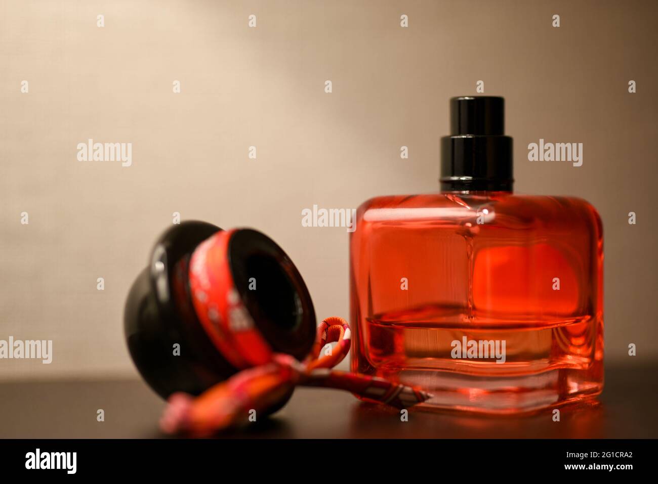 Rote Flasche Wasser für die Toilette der Frauen. Stockfoto