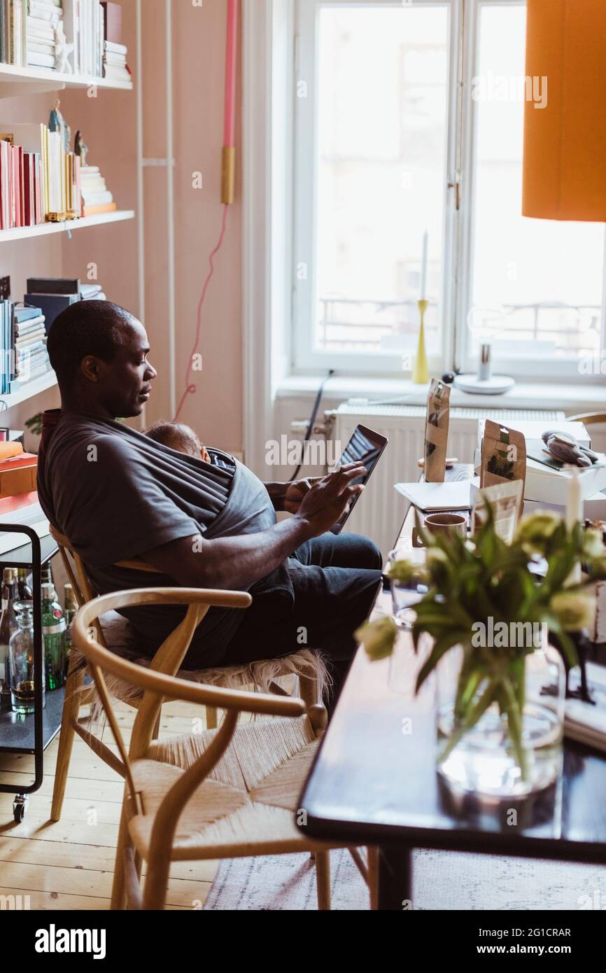 Männlicher Unternehmer mit digitalen Tablet im Home Office Stockfoto