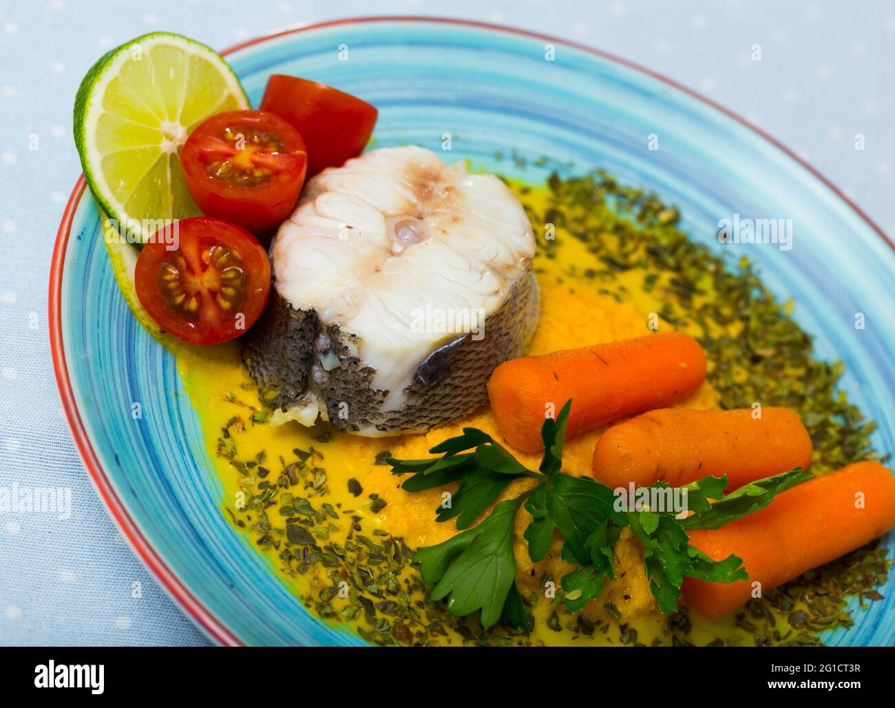 Rezept von gedämpftem Merluccius mit Gemüsepastete Stockfotografie - Alamy