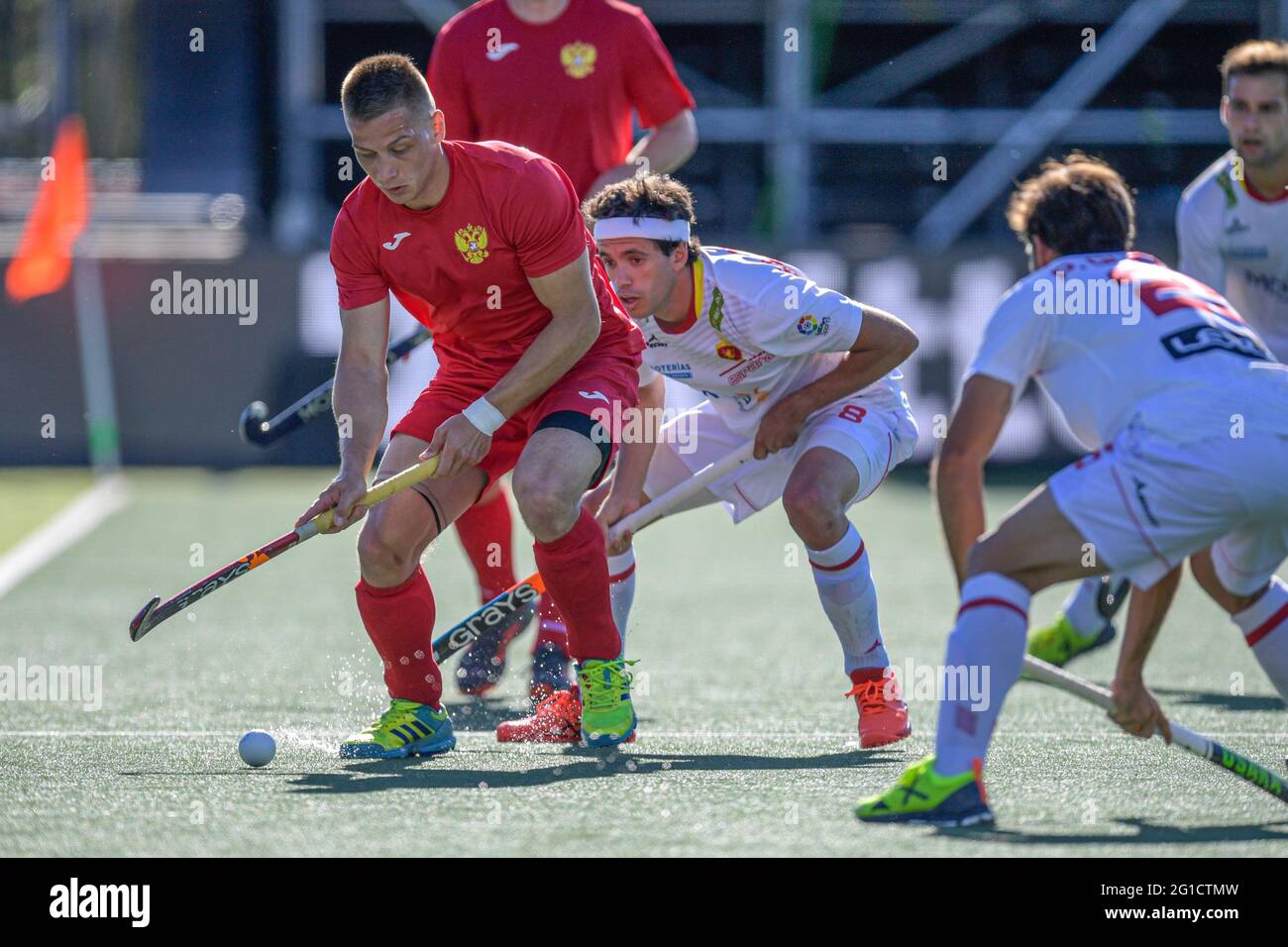 06-06-2021: Hockey EK: Spanje / Rusland: Amstelveen AMSTELVEEN, NIEDERLANDE - 6. JUNI: Artem Nadyrshin aus Russland, Enrique Gonzalez aus Spanien während der Stockfoto