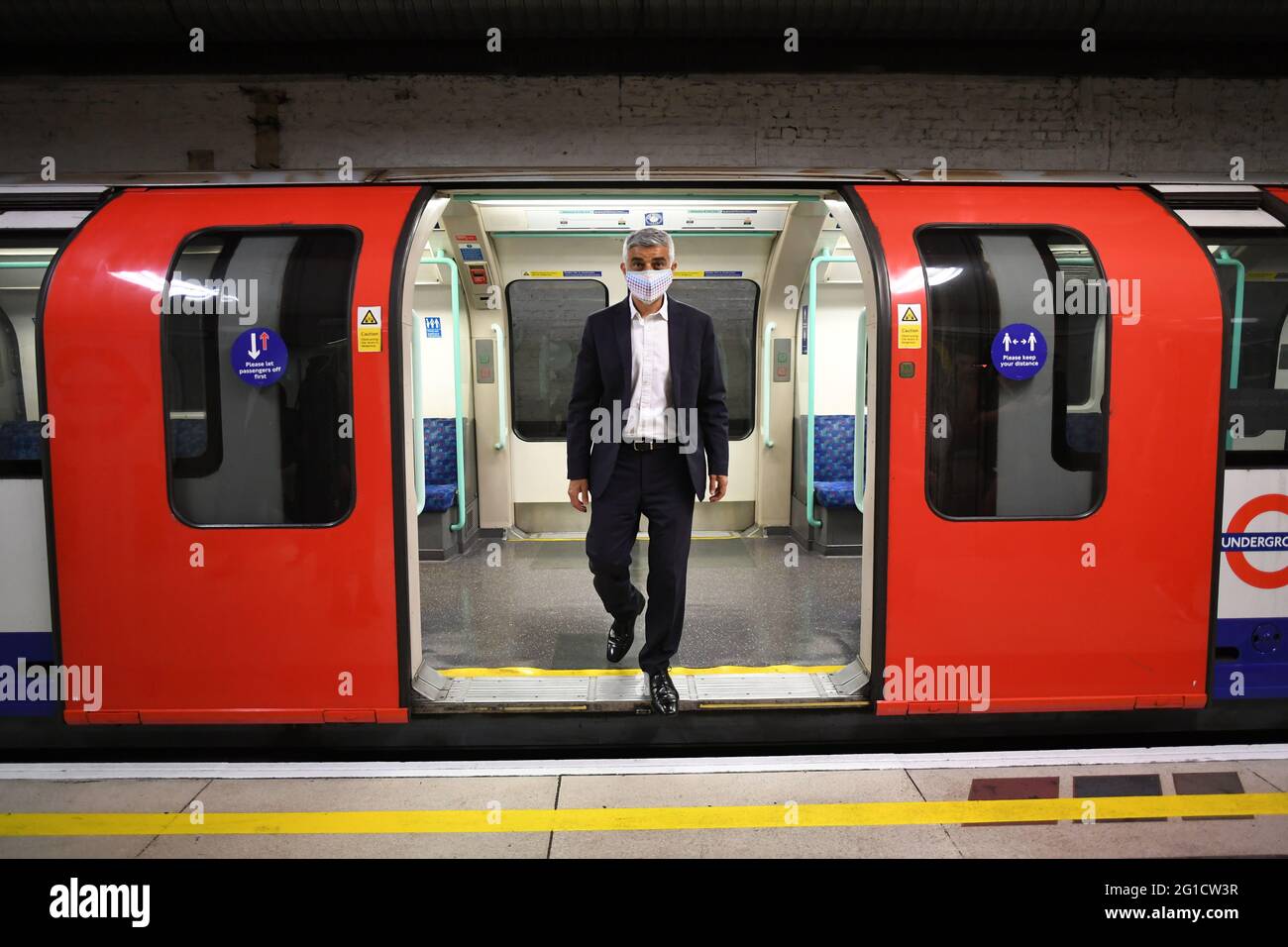 Sadiq Khan, der Bürgermeister von London, kommt mit einem U-Bahn-Zug am Londoner Bahnhof Waterloo an, um die U-Bahn-Linie Waterloo und City zum ersten Mal seit Beginn der Pandemie wieder zu eröffnen. Die wichtige Londoner Pendlerverbindung, die die Bahnhöfe Waterloo und Bank im Zentrum der Hauptstadt verbindet, wurde im März 2020 geschlossen. Bilddatum: Montag, 7. Juni 2021. Stockfoto