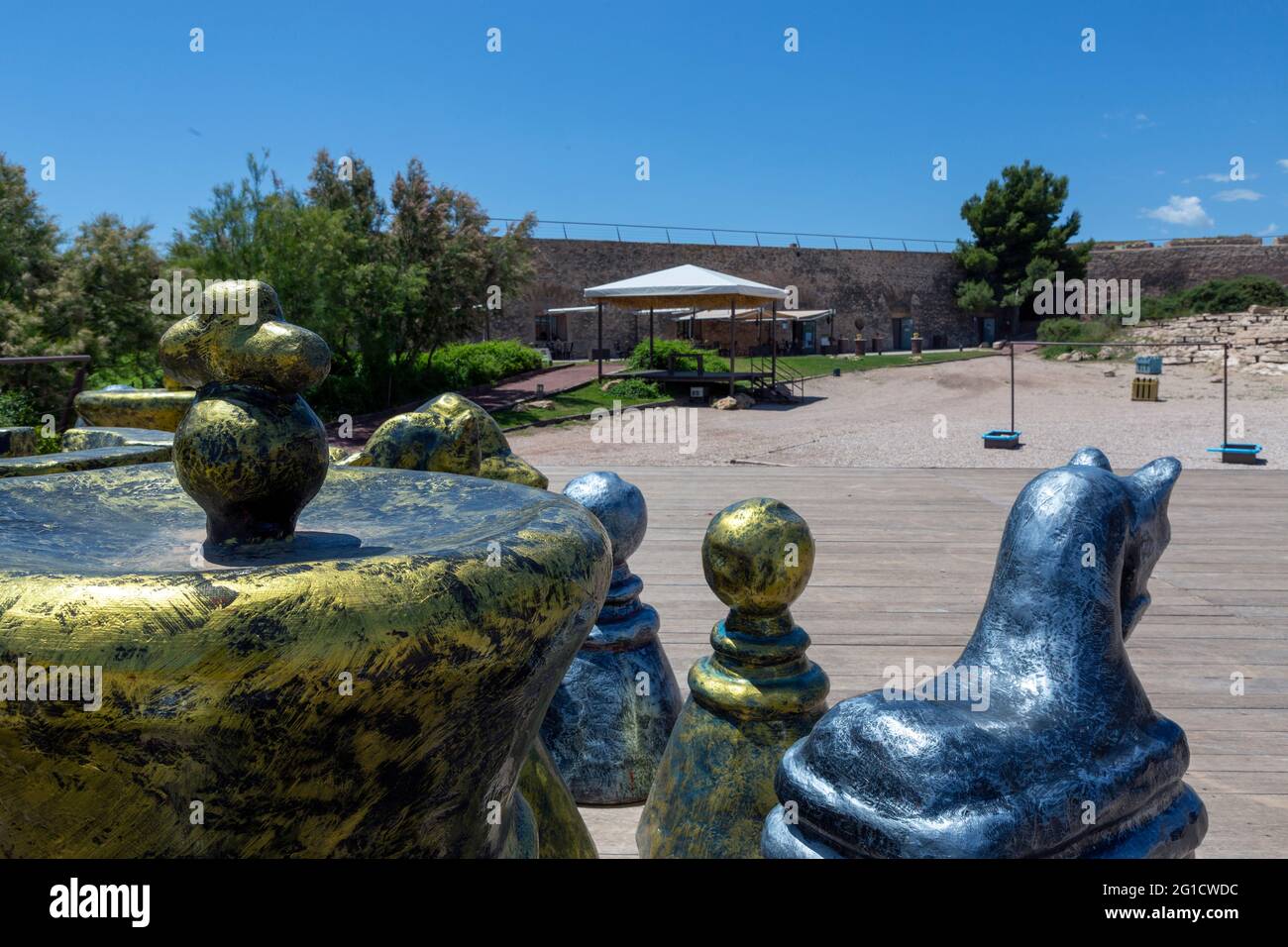 Nahaufnahme großer riesiger Schachfiguren im Freien auf dem Paradeplatz der mittelalterlichen Burg von Lorca, Murcia, Spanien Stockfoto