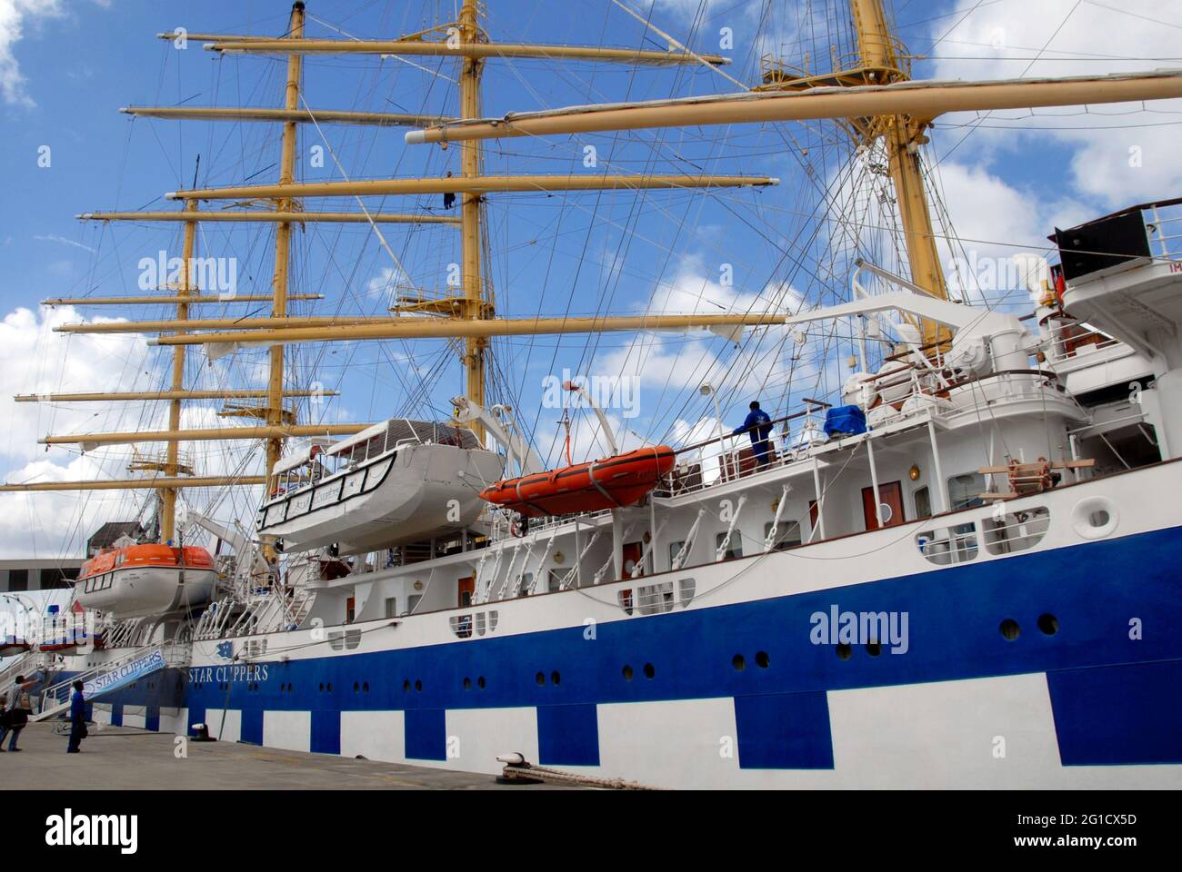 Vier der fünf Masten des großen Schiffes und Luxuskreuzfahrtschiffs „Royal Clipper“ liegen auf Barbados, Karibik Stockfoto
