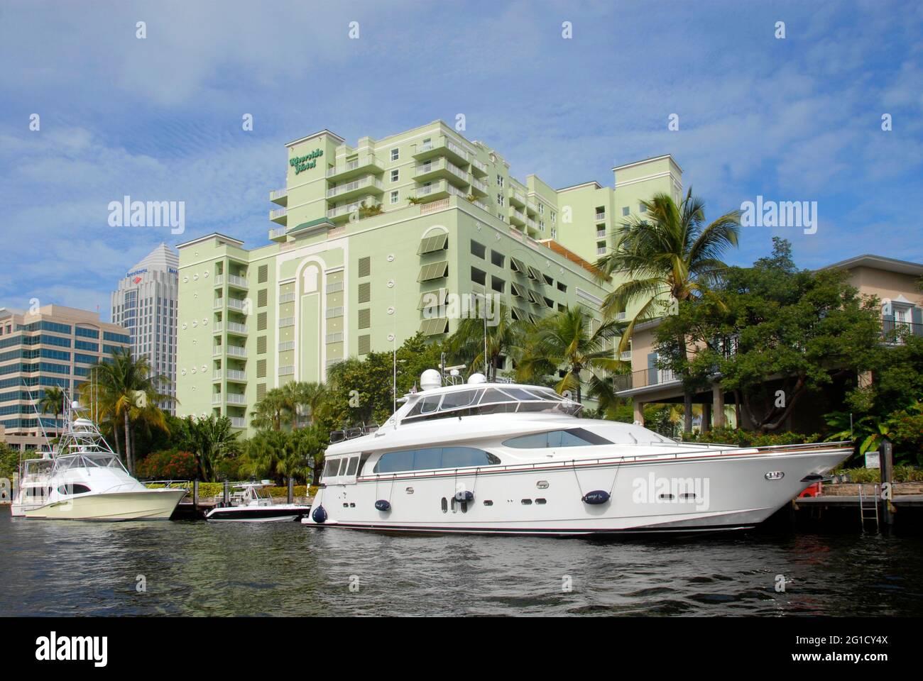Drei Boote unterschiedlicher Größe liegen neben dem Riverside Hotel, Fort Lauderdale, Florida, USA Stockfoto