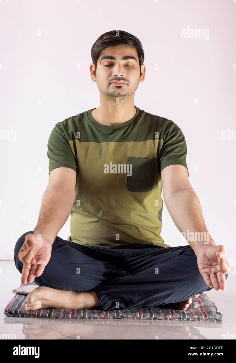 Ein junger asiatischer Junge, der Meditation praktiziert. Stockfoto