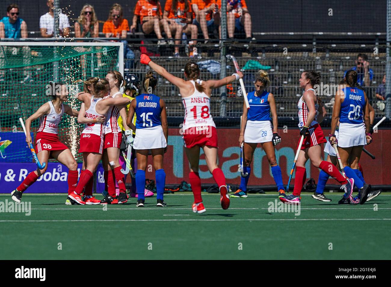 AMSTELVEEN, NIEDERLANDE - 6. JUNI: Fiona knistert von England, Jo Hunter von England, Esme Burge von England, Spieler von England feiern nach dem Tor t Stockfoto