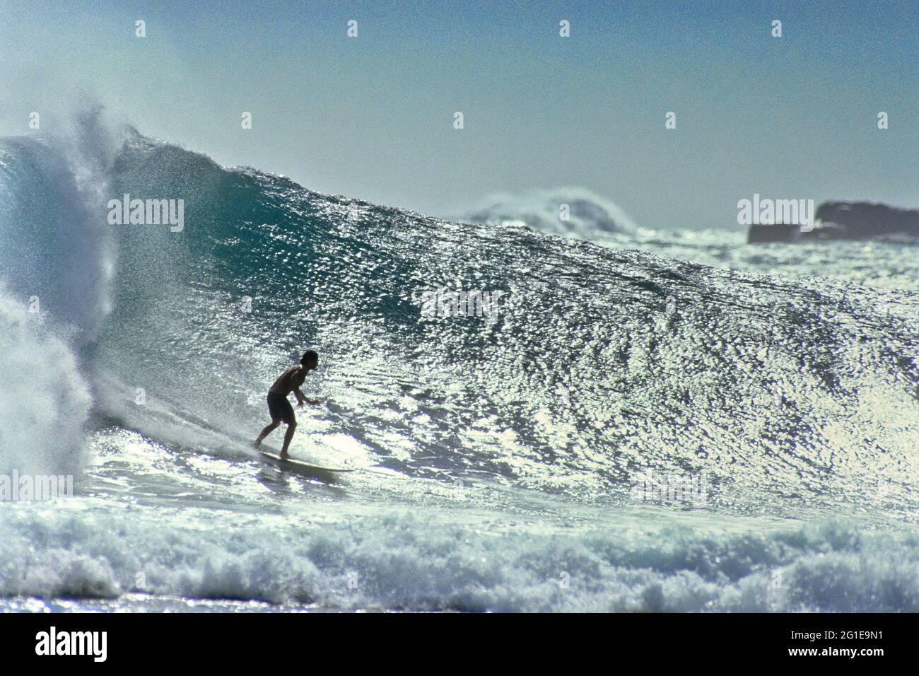 FRANKREICH. REUNION ISLAND. SURFEN UND WELLENREITEN AM STRAND VON ST LEU Stockfoto