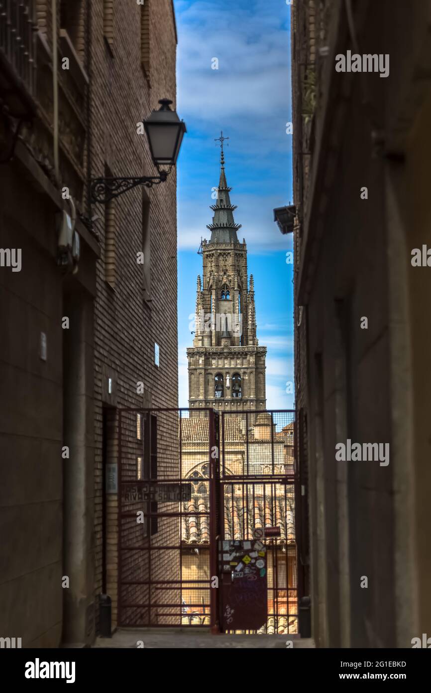 Toledo / Spanien - 05 12 2021: Blick auf eine Straße in der Innenstadt von Toledo und die Primatenkathedrale der Heiligen Maria von Toledo im Hintergrund Stockfoto