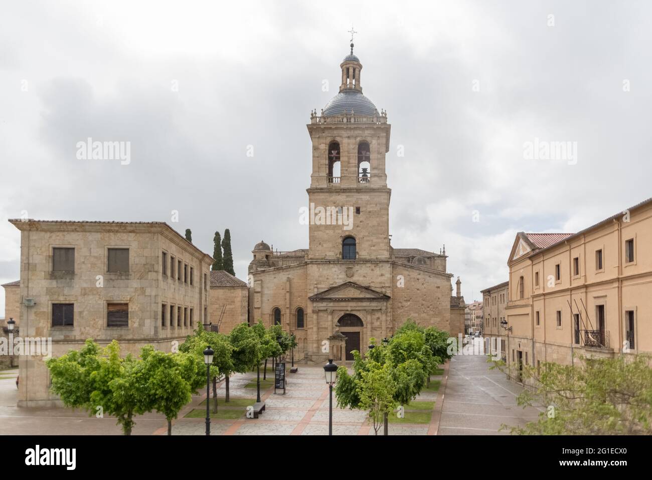 Cuidad Rodrigo / Spanien - 05 13 2021: Majestätische Frontansicht des ikonischen gebäudes der spanischen Romanik an der Kathedrale Santa Maria de Ciudad Stockfoto