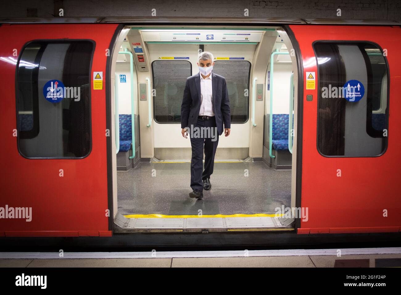Sadiq Khan, der Bürgermeister von London, fährt auf der Waterloo- und City Line-U-Bahn-Linie in London, die zum ersten Mal seit Beginn der Pandemie wieder eröffnet wurde. Die wichtige Londoner Pendlerverbindung, die die Bahnhöfe Waterloo und Bank im Zentrum der Hauptstadt verbindet, wurde im März 2020 geschlossen. Bilddatum: Montag, 7. Juni 2021. Stockfoto