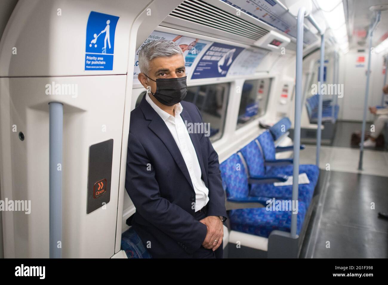 Sadiq Khan, der Bürgermeister von London, fährt mit der U-Bahn nach London, wo es zum ersten Mal seit Beginn der Pandemie wieder eröffnet wurde, und fährt auf der Waterloo- und City Line-U-Bahn-Linie zur City Hall. Die wichtige Londoner Pendlerverbindung, die die Bahnhöfe Waterloo und Bank im Zentrum der Hauptstadt verbindet, wurde im März 2020 geschlossen. Bilddatum: Montag, 7. Juni 2021. Stockfoto