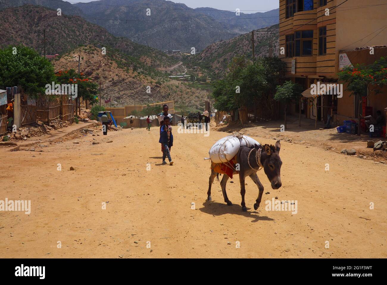 Hauptstraße in einer kleinen staubigen Stadt im ländlichen Äthiopien, Tigray Region Stockfoto