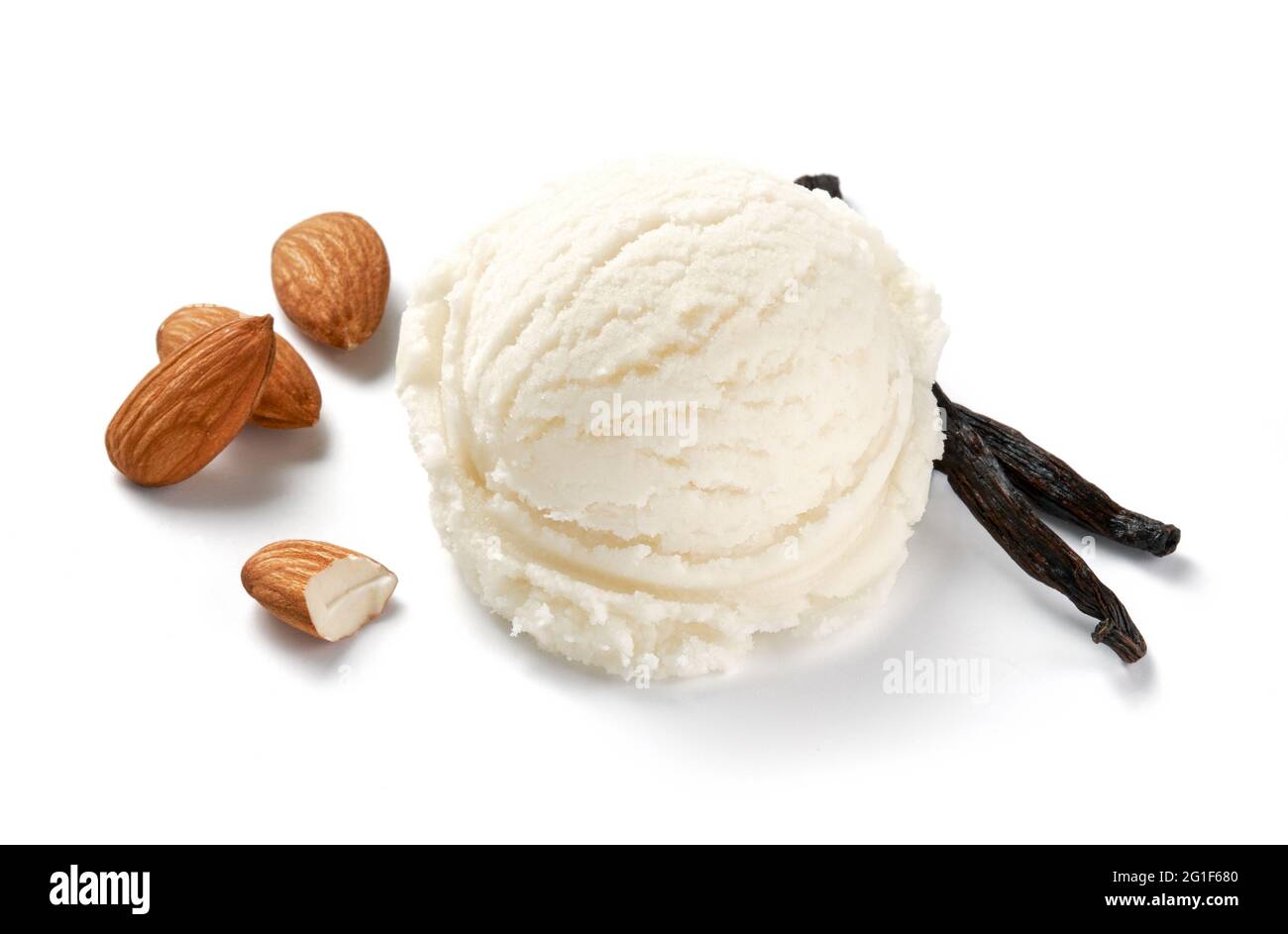 Kugel Vanilleeis mit Mandeln auf weißem Hintergrund. Eis mit Vanille isoliert. Eis für die Verpackung. Stockfoto