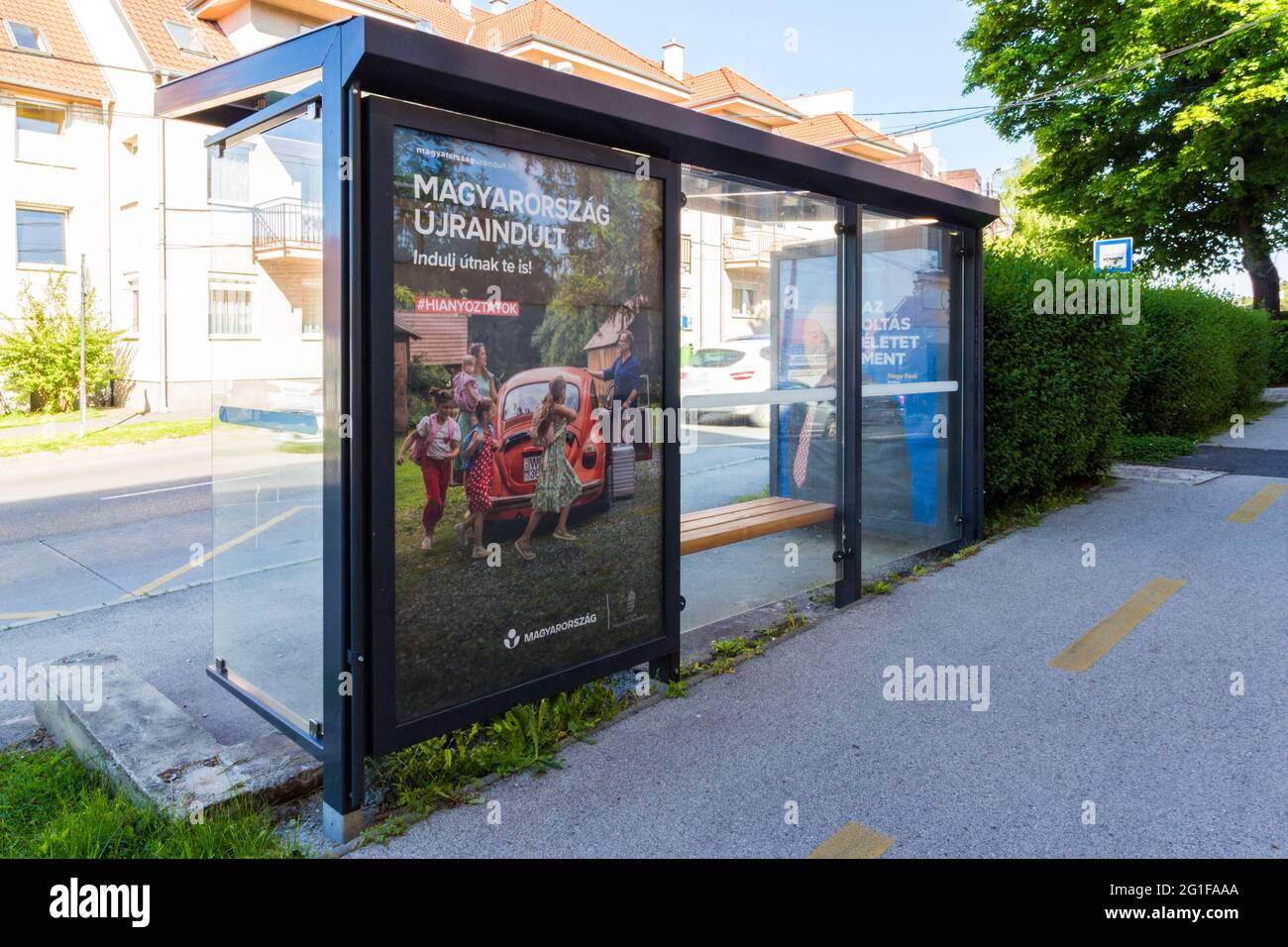 Magyarorszag ujraindult (Ungarn hat wieder aufgenommen) Werbekampagne der Regierung auf Glas der Bushaltestelle, nachdem die Beschränkungen um 19. Covid19 aufgehoben wurden, Ungarn Stockfoto