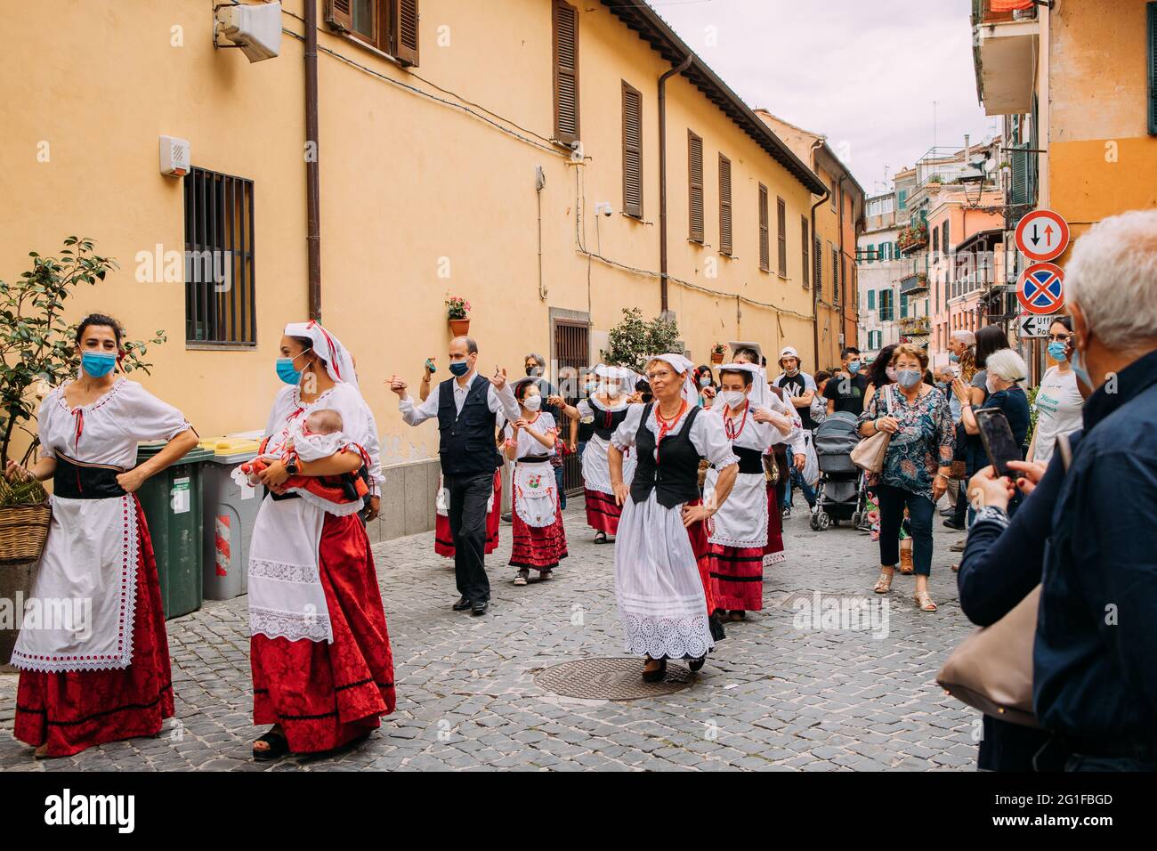 Nemi, Italien - am 6. Juni 2021 findet in der Stadt Nemi in den Castelli Romani, südlich von Rom, ein Erdbeerfest statt. Festliche Feier und Stockfoto