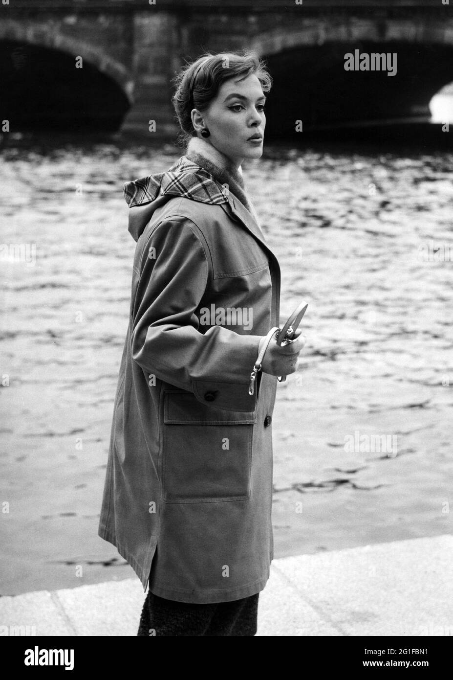 Mode, 60er Jahre, Regenbekleidung, Modell mit Klepper-Trenchcoat,  ZUSÄTZLICHE-RIGHTS-CLEARANCE-INFO-NOT-AVAILABLE Stockfotografie - Alamy