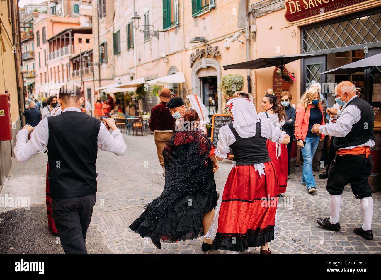Nemi, Italien - am 6. Juni 2021 findet in der Stadt Nemi in den Castelli Romani, südlich von Rom, ein Erdbeerfest statt. Festliche Feier und Stockfoto