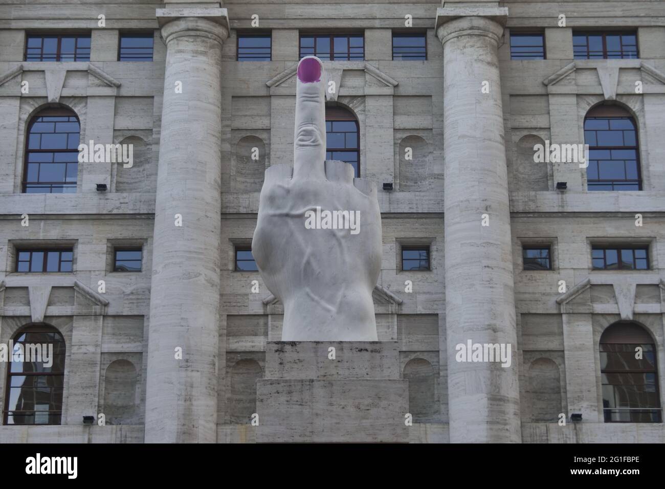 Maurizio Cattelan L.O.V.E. Die Skulptur, ist vor Mitternacht Palast Sitz der italienischen Börse Fingernagel der Statue verschmiert w platziert Stockfoto