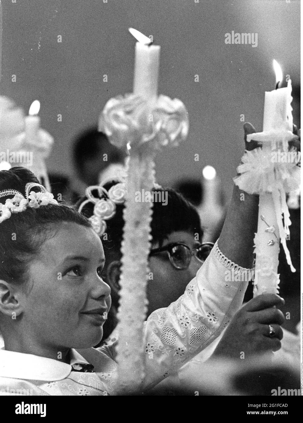 Religion, Christentum, Liturgie, Kommunion, Erstkommunion, Mädchen mit Kerzen, Deutschland, 1969, ZUSÄTZLICHE-RIGHTS-CLEARANCE-INFO-NOT-AVAILABLE Stockfoto