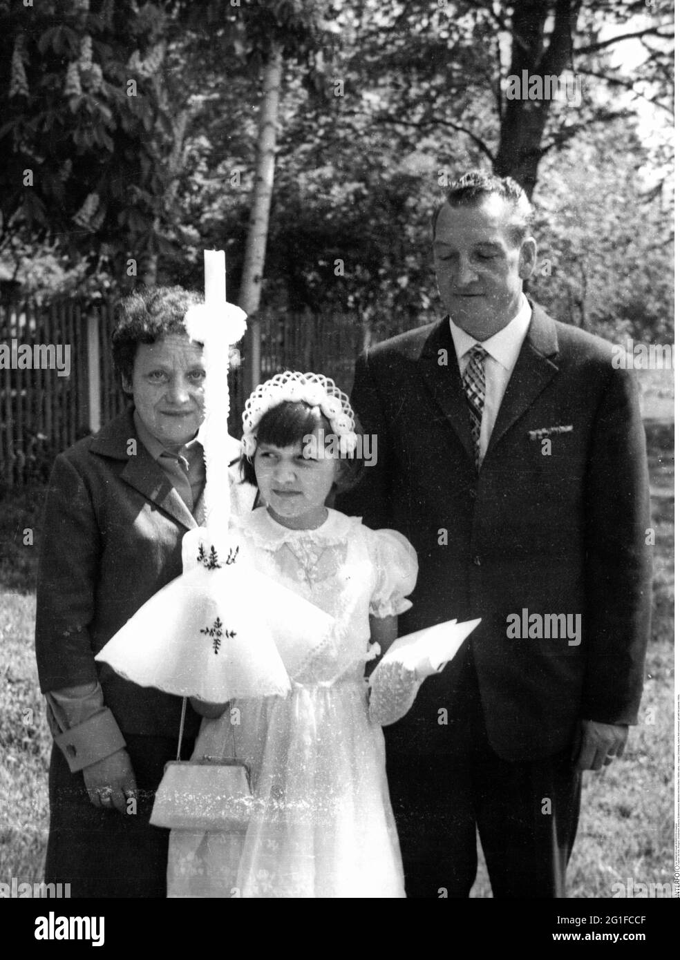 Religion, Christentum, Brauch, Erstkommunion, Mädchen mit ihren Eltern, 60er Jahre, ZUSÄTZLICHE RECHTE-FREIGABE-INFO-NICHT-VERFÜGBAR Stockfoto
