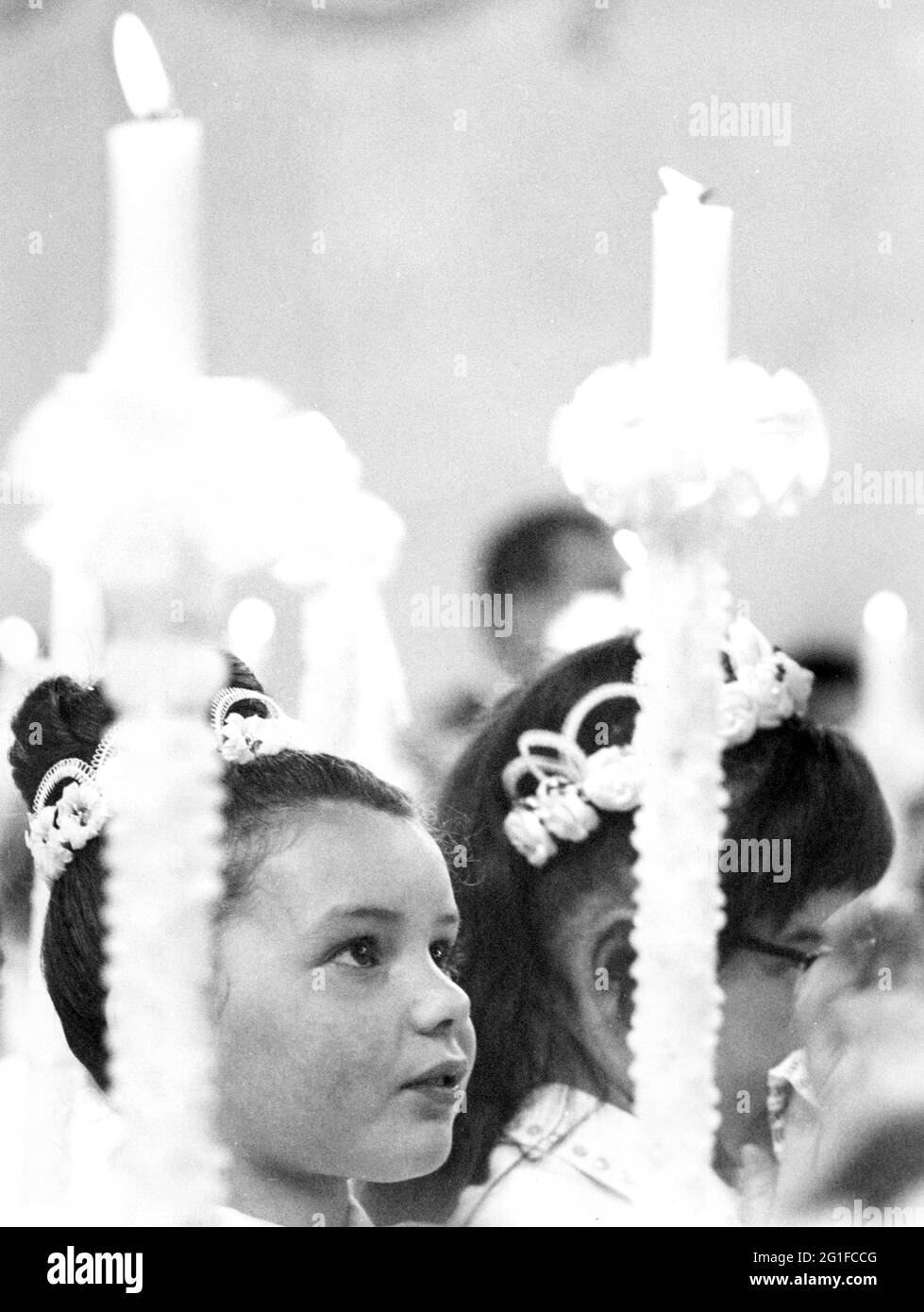 Religion, Christentum, Liturgie, Kommunion, Erstkommunion, Mädchen mit Kerzen, Deutschland, 1969, ZUSÄTZLICHE-RIGHTS-CLEARANCE-INFO-NOT-AVAILABLE Stockfoto