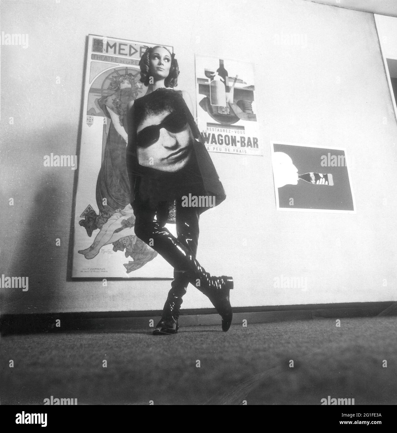 Mode, 70er Jahre, Damenmode, Modell mit Lackstiefeln und Kleid mit Bob Dylan-Print, ZUSÄTZLICHE-RIGHTS-CLEARANCE-INFO-NOT-AVAILABLE Stockfoto