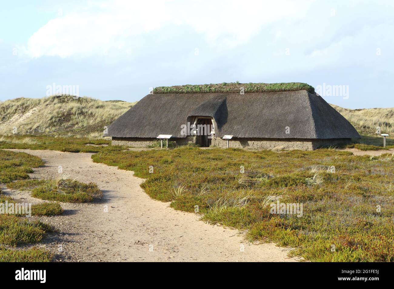 Eisenzeitliches Haus in Dünenlandschaft, Insel Amrum, Nordfriesische Inseln, Schleswig-Holstein, Deutschland Stockfoto