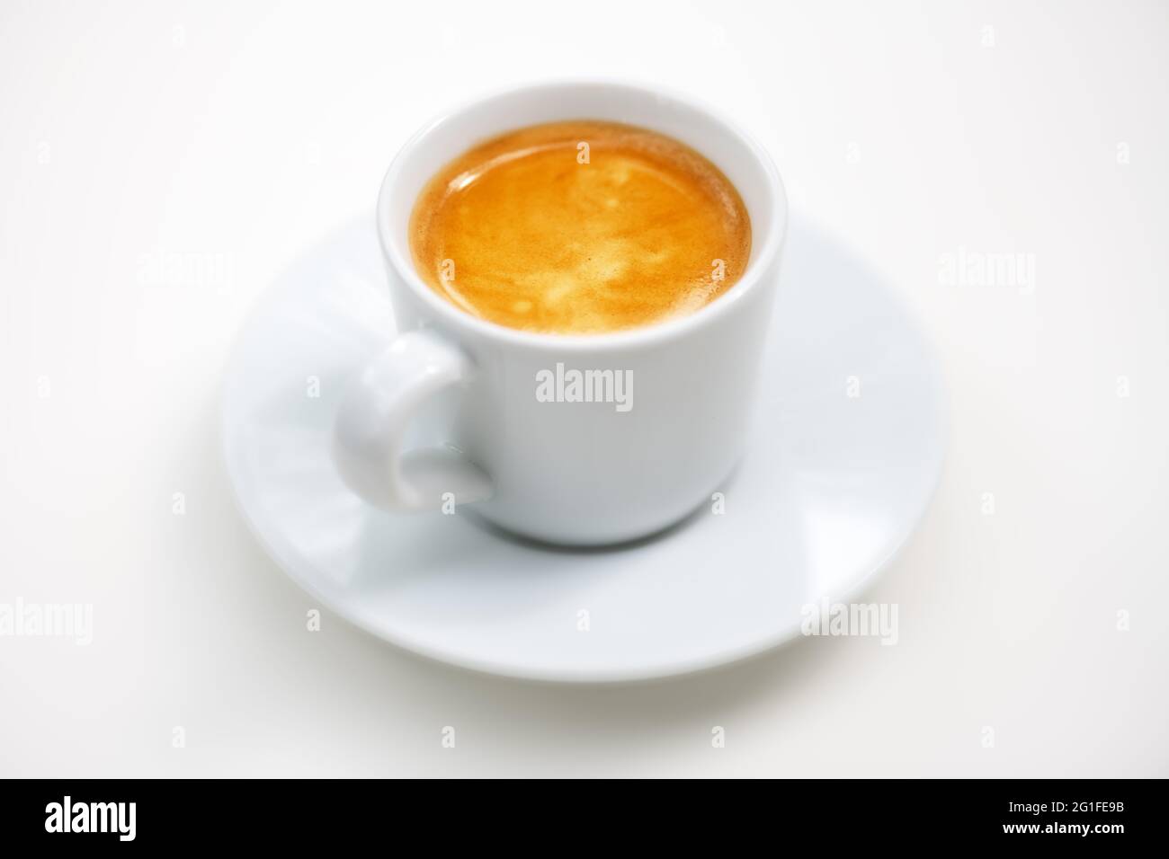 Nahaufnahme von Espresso-Kaffeetasse und Untertasse. Draufsicht Stockfoto