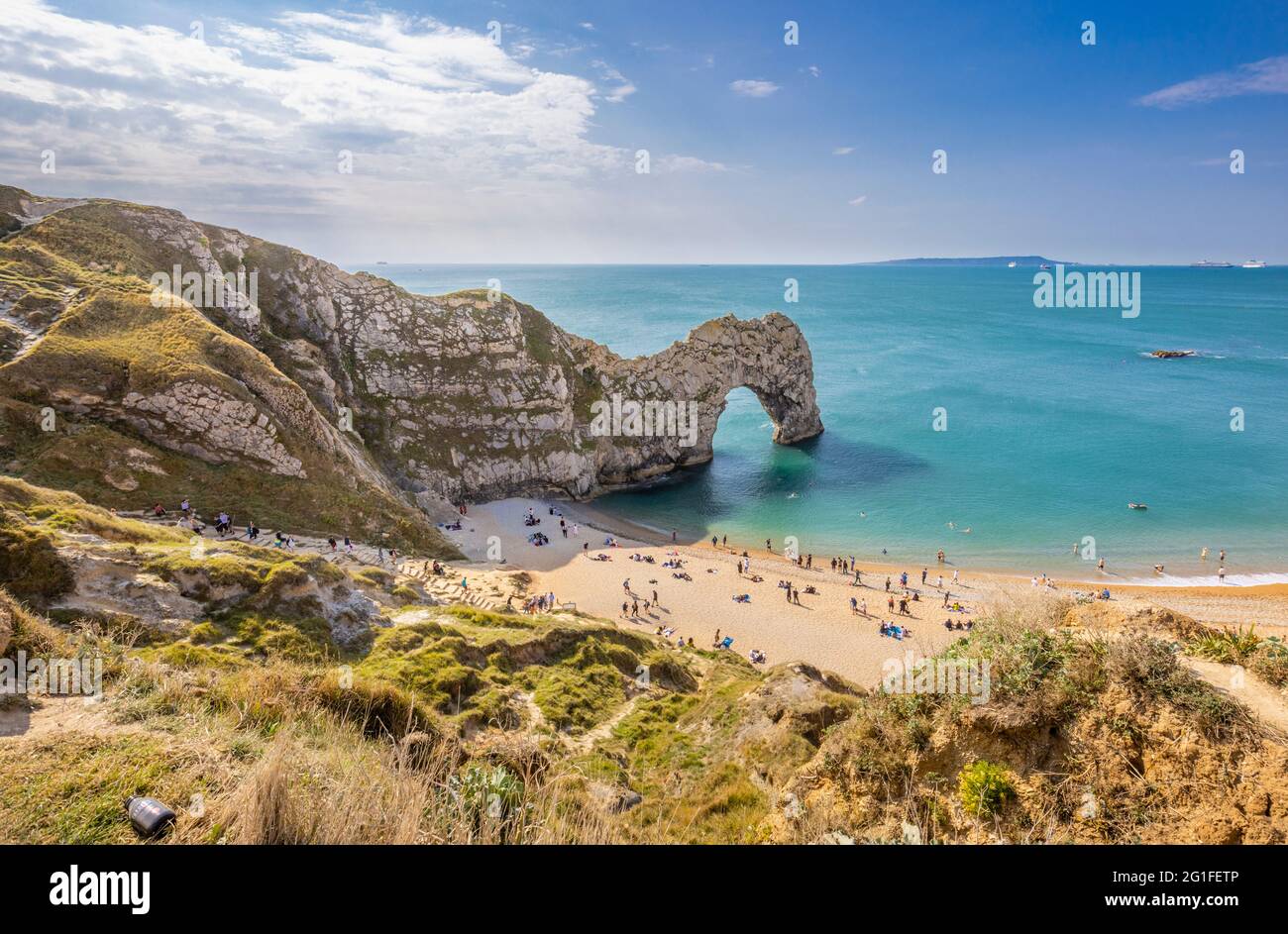 Panorama-KüstenklippenDraufsicht auf die malerische Durdle Door Felsformation auf der Jurassic Coast World Heritage Site in Dorset, Südwesten Englands Stockfoto