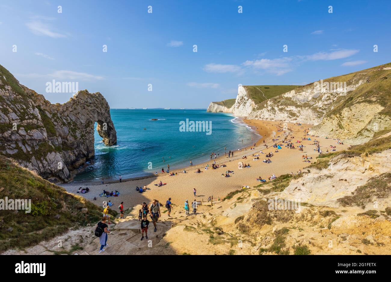 Panorama-KüstenklippenDraufsicht auf die malerische Durdle Door Felsformation auf der Jurassic Coast World Heritage Site in Dorset, Südwesten Englands Stockfoto