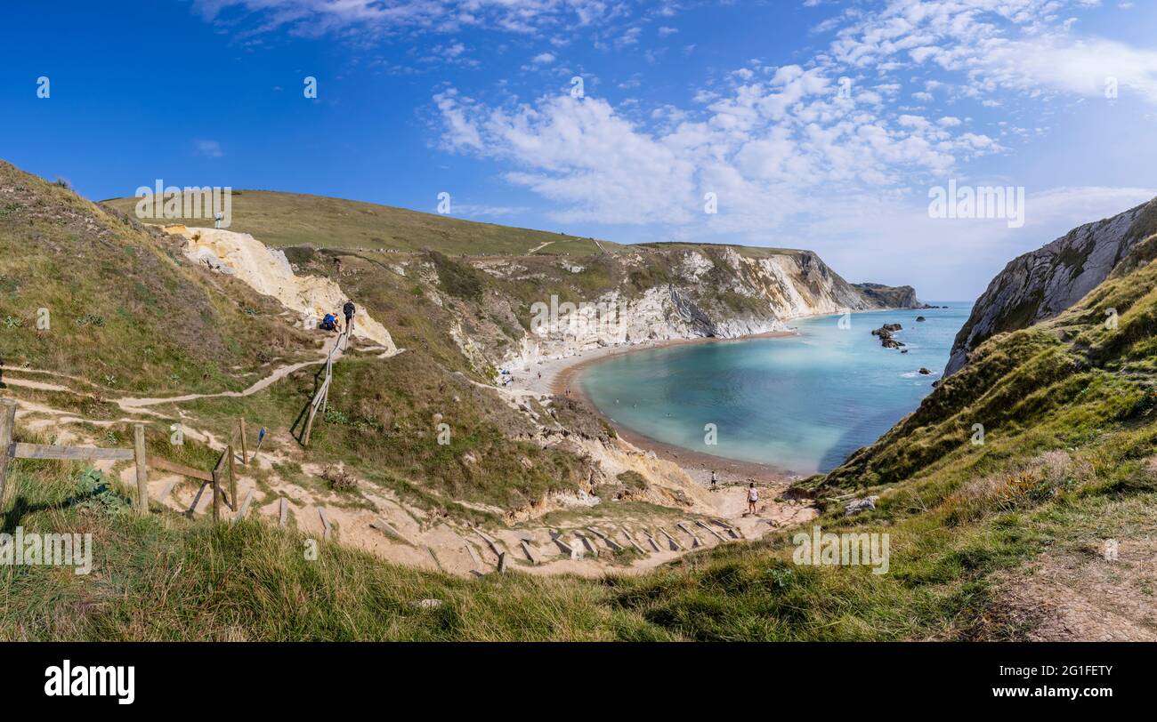 Panorama-KüstenklippenDraufsicht auf man O'war Bay an der malerischen Küste der zum Weltkulturerbe gehörenden Jurassic Coast bei Durdle Door in Dorset, SW England Stockfoto