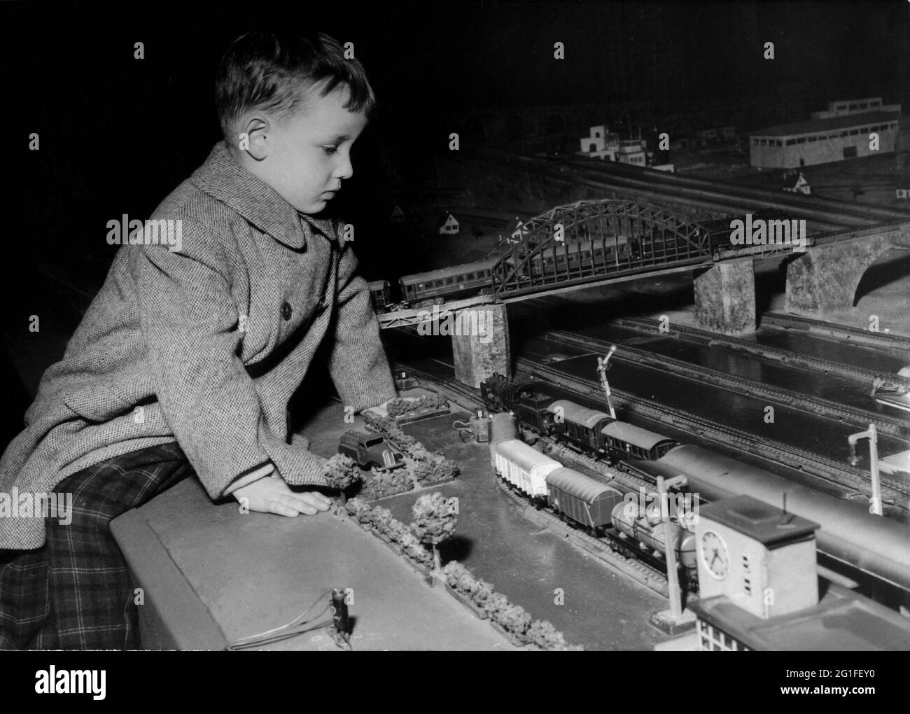 Hobby, Modelleisenbahn, kleiner Junge Blick auf Modelleisenbahn-Layout, 1953, ZUSÄTZLICHE-RECHTE-FREIGABE-INFO-NOT-AVAILABLE Stockfoto