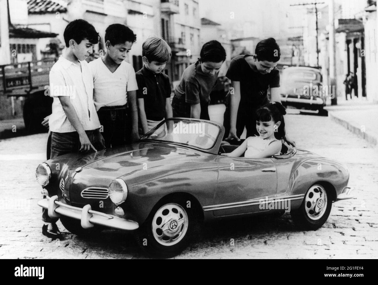 Hobby, Modellbau, Gruppe von Kindern mit einem Dinky-Auto, 60er Jahre, ZUSÄTZLICHE-RIGHTS-CLEARANCE-INFO-NOT-AVAILABLE Stockfoto
