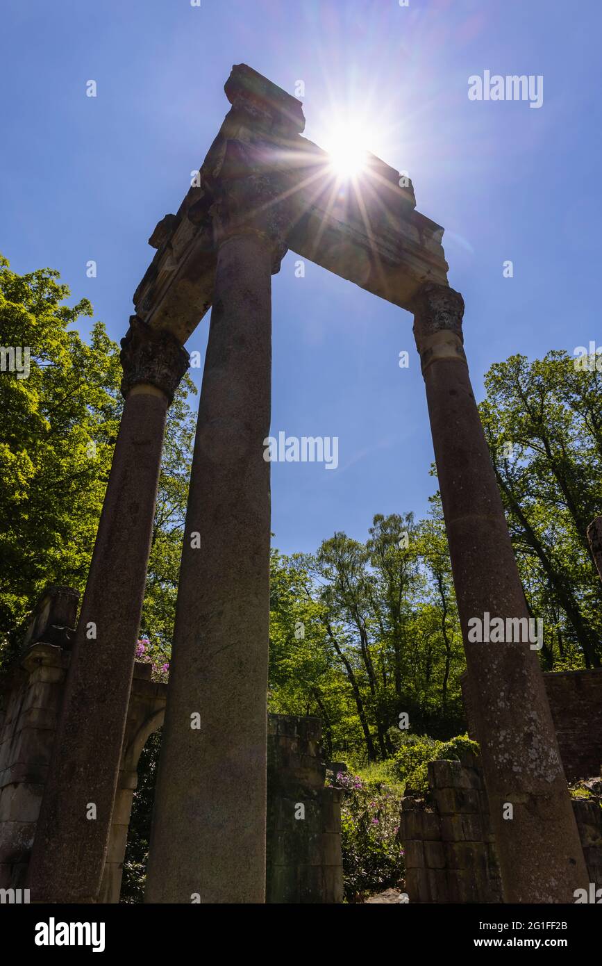 Die Ruinen, eine georgianische Anordnung von Leptis Magna römischen Säulen, Mauerwerk und Ruinen in Virginia Water, Windsor Great Park, Surrey, Großbritannien Stockfoto