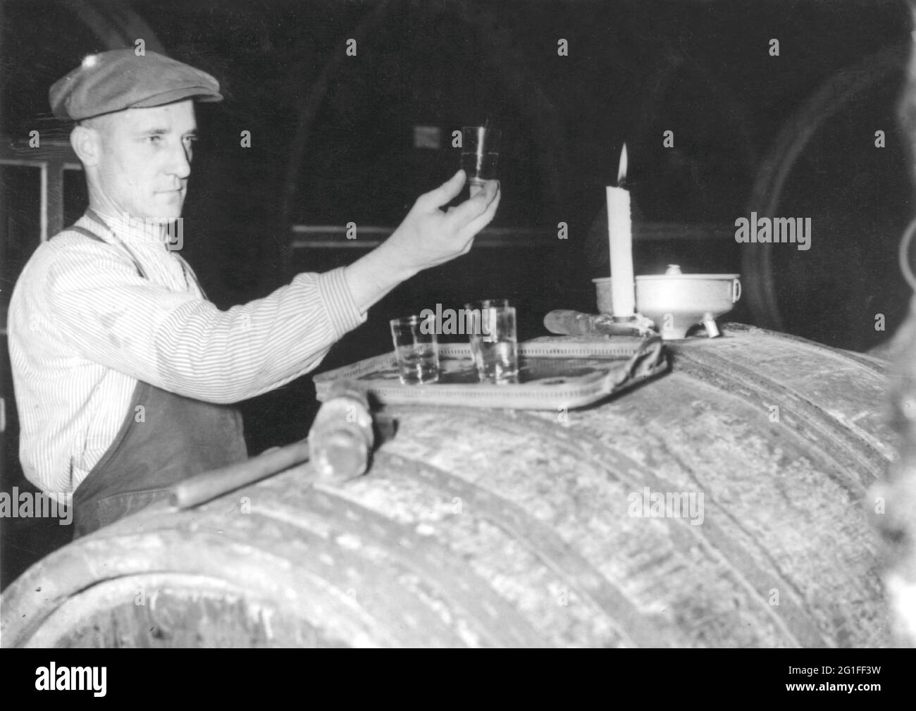 Alkohol, Weinrebe, Winzer während des Weinverkostens, 1950er Jahre, ZUSÄTZLICHE-RIGHTS-CLEARANCE-INFO-NOT-AVAILABLE Stockfoto
