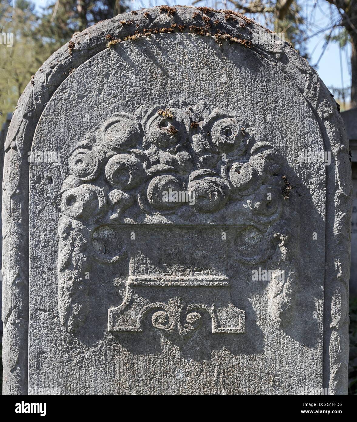 Rosenrelief auf einem jüdischen Grabstein, Symbol der ewigen Liebe, Neuer jüdischer Friedhof, Nürnberg, Mittelfranken, Bayern, Deutschland Stockfoto