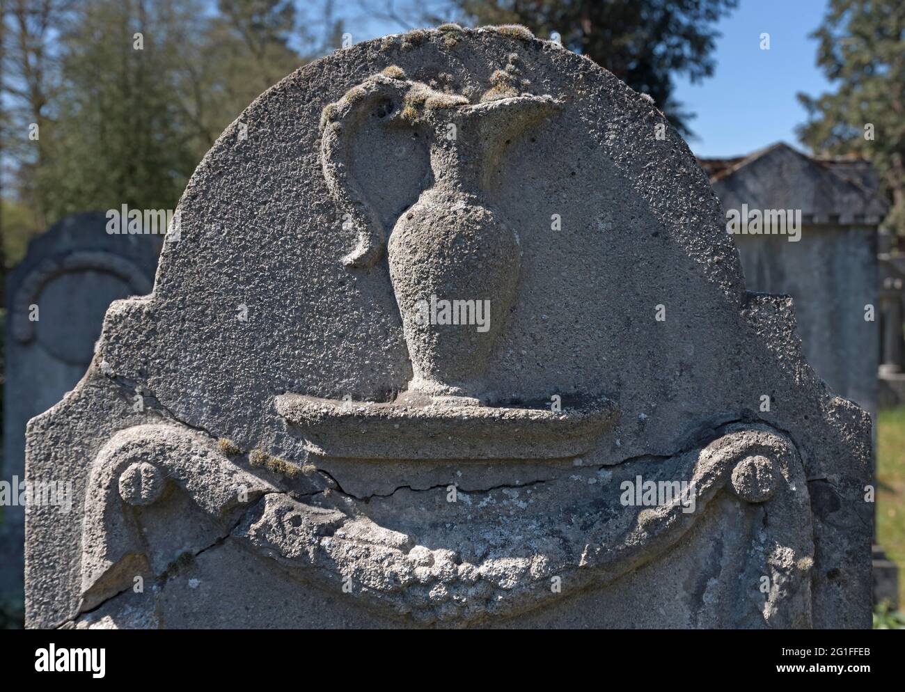 Relief eines Levitenkännchen auf einem jüdischen Grabstein, zeigt eine levitische Abstammung an, Neuer jüdischer Friedhof, Nürnberg, Mittelfranken, Bayern, Deutschland Stockfoto