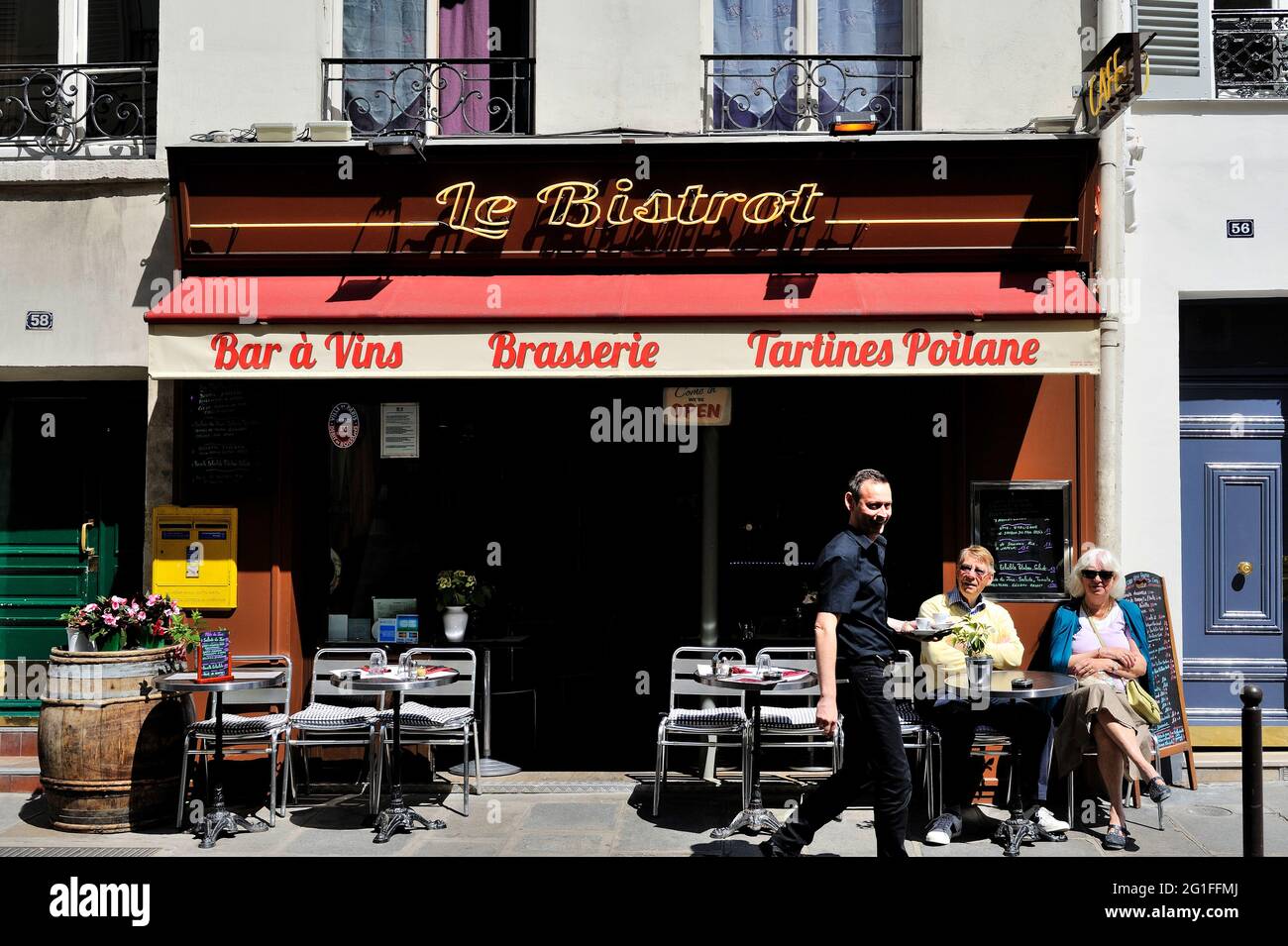 FRANKREICH, PARIS (75) 7. ARRONDISSEMENT, RESTAURANT CAFÉ IN DER RUE SAINT DOMINIQUE Stockfoto