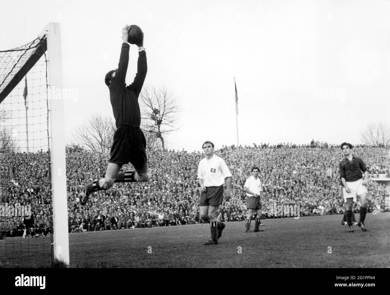 DFB - Cup 1955 / 1956, Halbfinale, Fortuna Düsseldorf - Hamburger SV, Ergebnis 1: 2, Heinz Klose, ZUSÄTZLICHE-RIGHTS-CLEARANCE-INFO-NOT-AVAILABLE Stockfoto