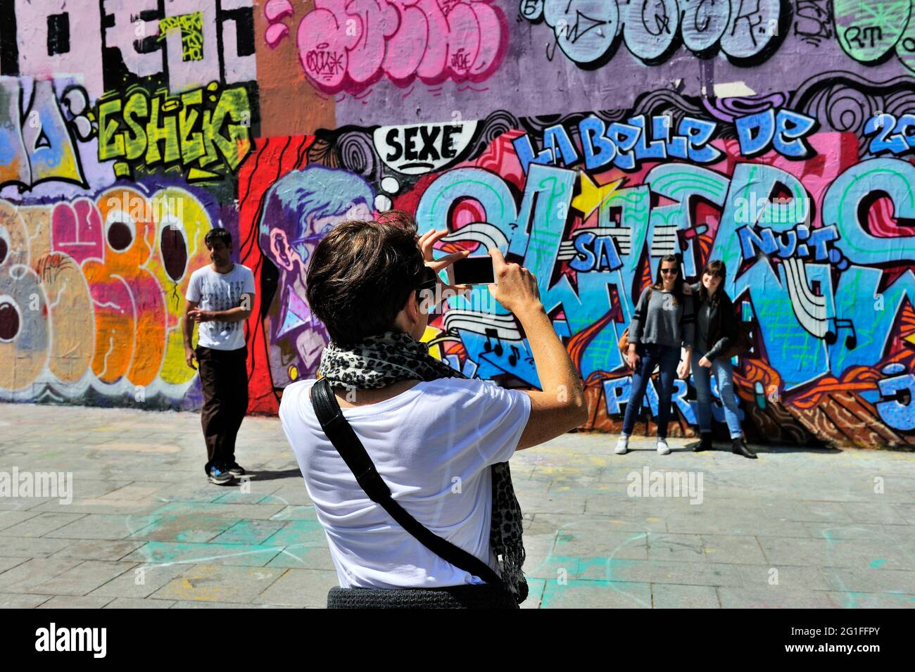 FRANKREICH, PARIS (75) 10. ARRONDISSEMENT, STREET ART IN CANAL SAINT-MARTIN, FRANZÖSISCHE FAMILIE AUS ROUEN FOTOGRAFIERT Stockfoto