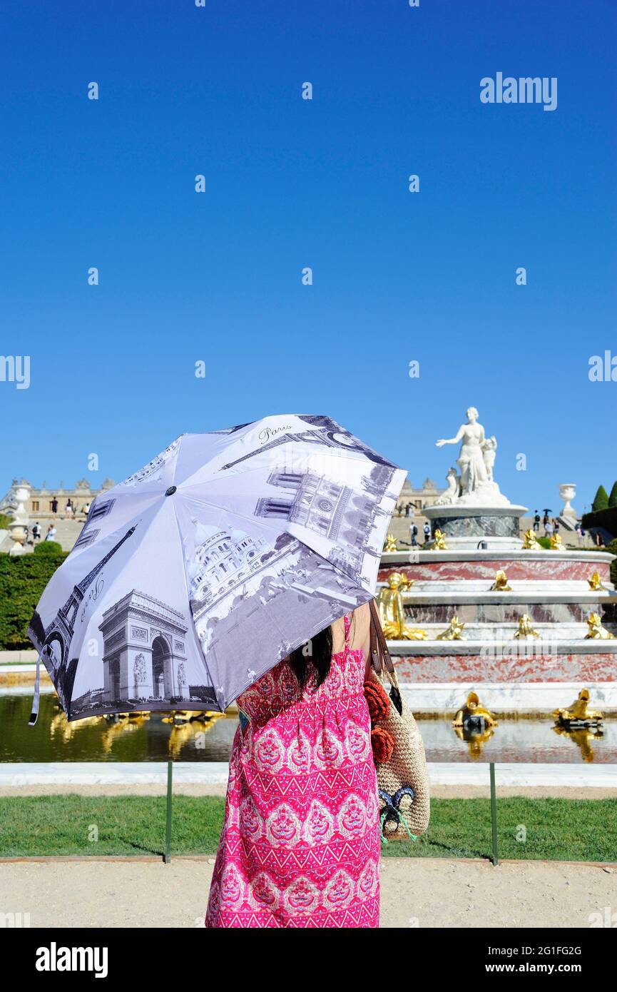 FRANKREICH, YVELINES (78) DOMAINE DE VERSAILLES, DIE GÄRTEN, TOURIST VOR DEM LATONA-BRUNNEN Stockfoto