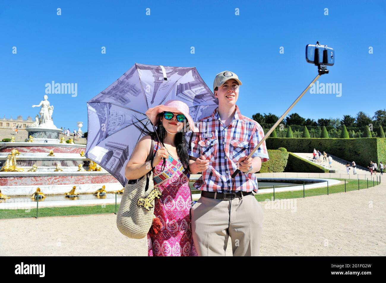 FRANKREICH, YVELINES (78) DOMAINE DE VERSAILLES, DIE GÄRTEN, SCHWEIZER TOURISTEN VOR DEM LATONA-BRUNNEN Stockfoto