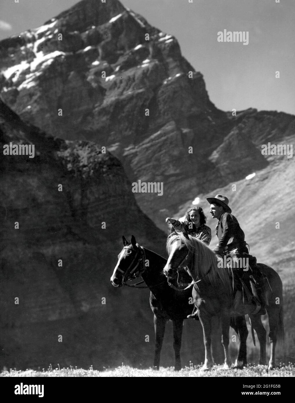 Geographie / Reisen, Kanada, Reittiere, Rocky Mountains, Cowboy und Cowgirl auf Pferden vor dem Massiv, ZUSÄTZLICHE-RIGHTS-CLEARANCE-INFO-NOT-AVAILABLE Stockfoto