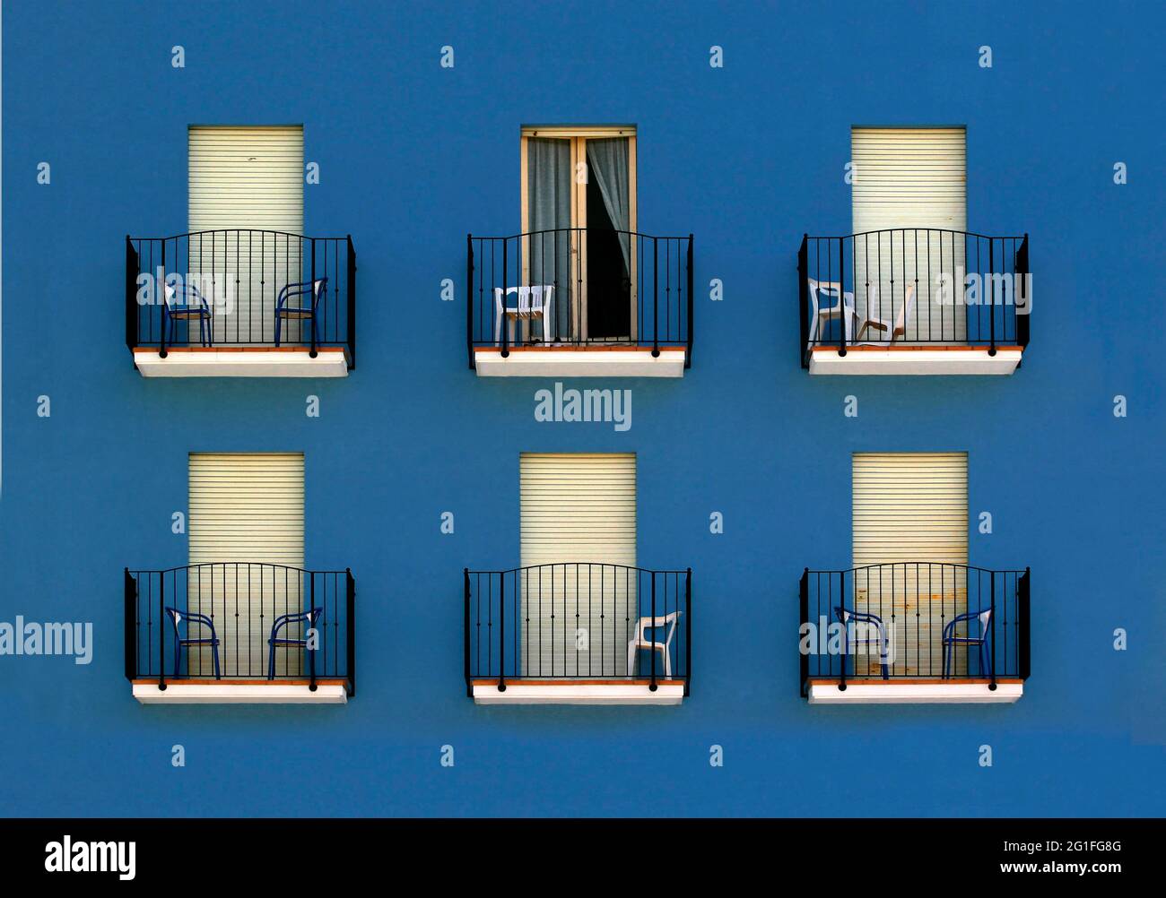 Fassade eines Gebaeudes mit sechs Balkonen, Fassade von sechs Balkonen mit blauer Wand Nicaragua, Rivas Stockfoto