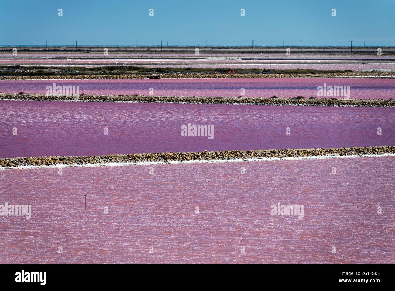 Abstrakte Landschaft aus rosa Salzpfannen in der Saline de Giraud in der Camargue in der Provence, Südfrankreich Stockfoto