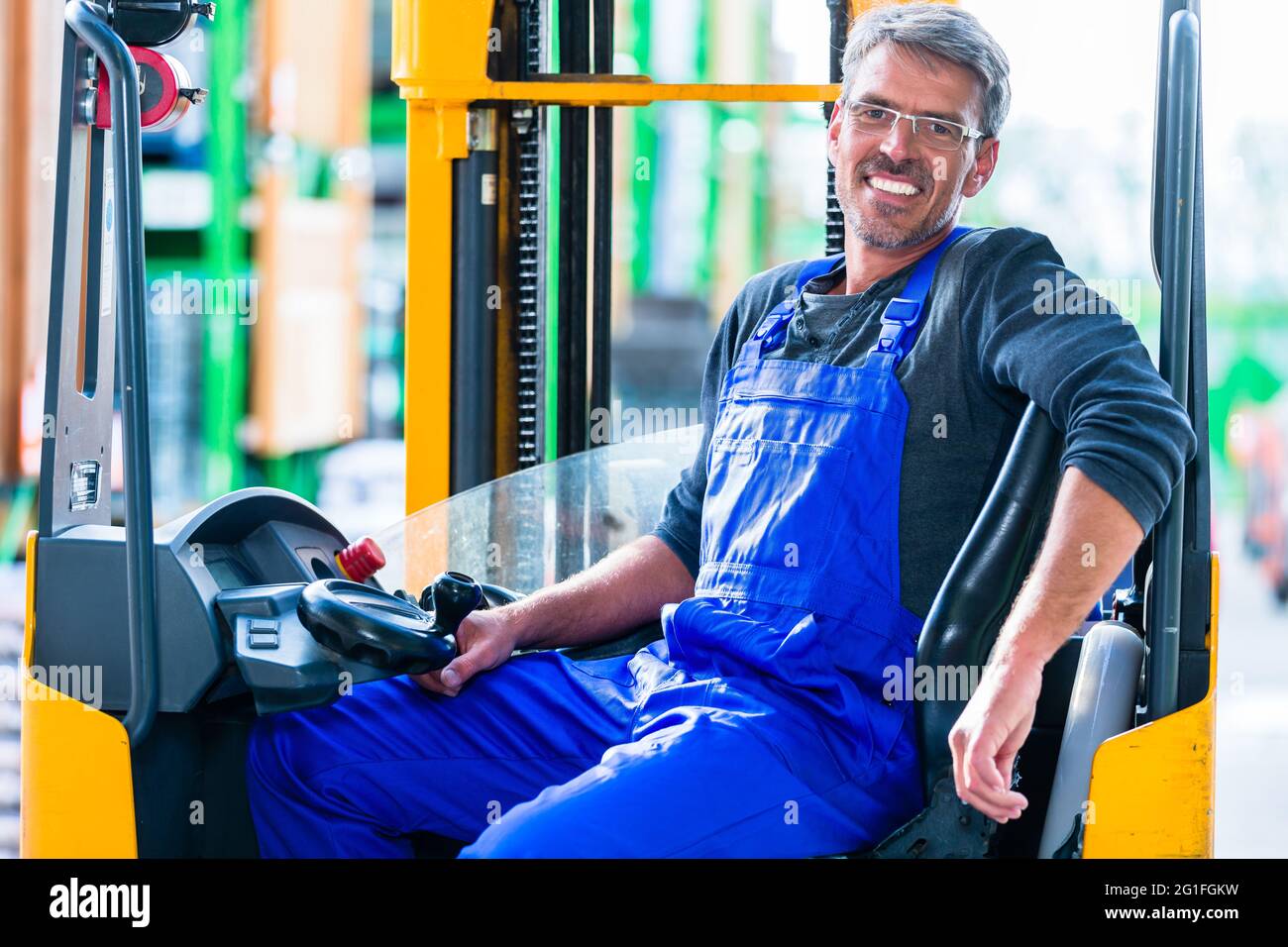 Home Improvement Store clerk fahren Gabelstapler im Lager für DIY-Ausrüstung Stockfoto