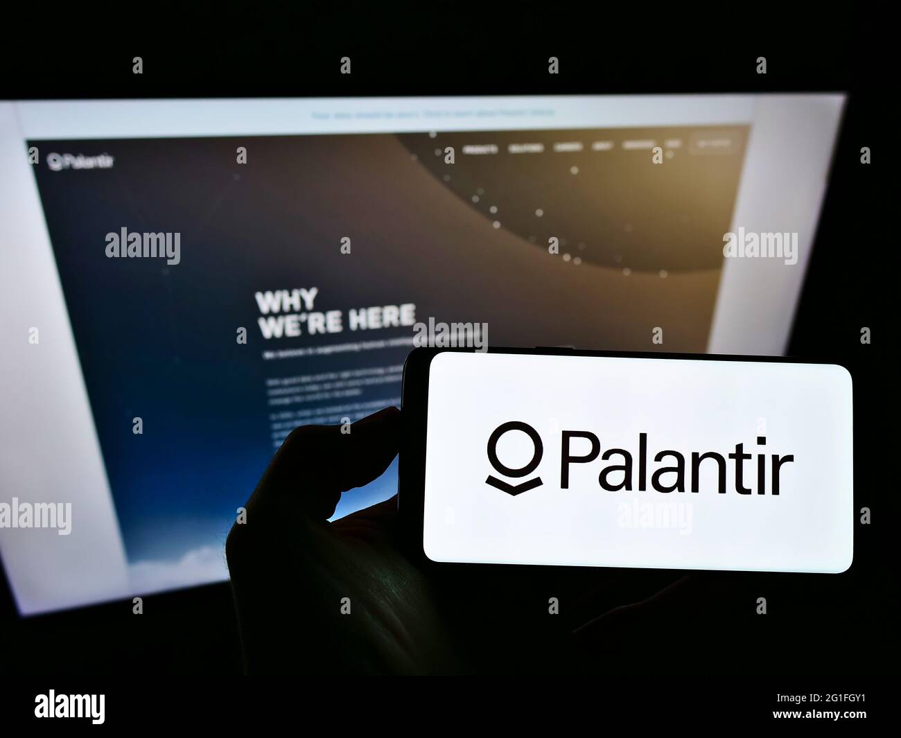 Person, die das Smartphone mit dem Logo des US-Softwareunternehmens Palantir Technologies Inc. Auf dem Bildschirm vor der Website hält. Konzentrieren Sie sich auf die Telefonanzeige. Stockfoto