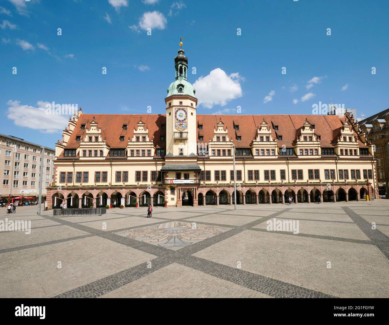 Altes Rathaus, Marktplatz mit Stadtwappen in Kopfsteinpflaster, Leipzig, Sachsen, Deutschland Stockfoto